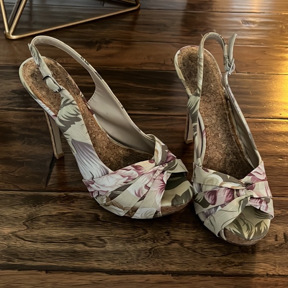 Gorgeous floral peep toes - Picture 3 of 5